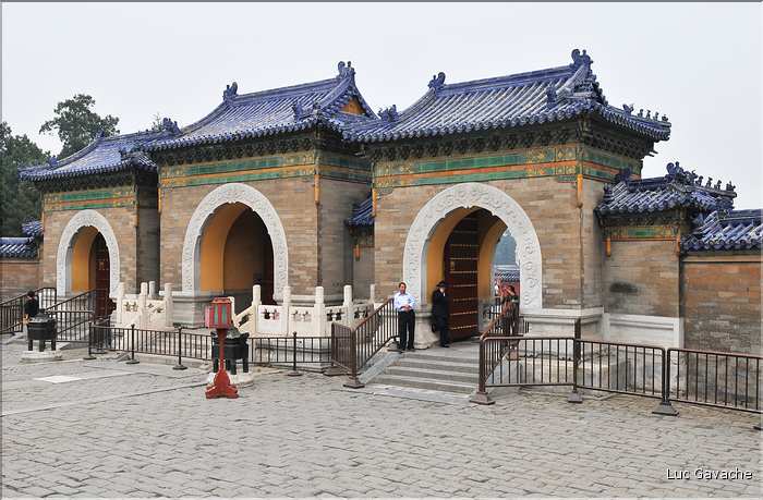 Le temple du ciel fut utilisé par les dynasties Ming et Qing pour célébrer les solstices d'hiver et d'été. (9)