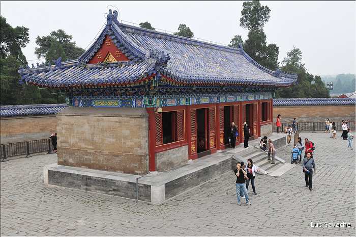 Le temple du ciel fut utilisé par les dynasties Ming et Qing pour célébrer les solstices d'hiver et d'été. (11)
