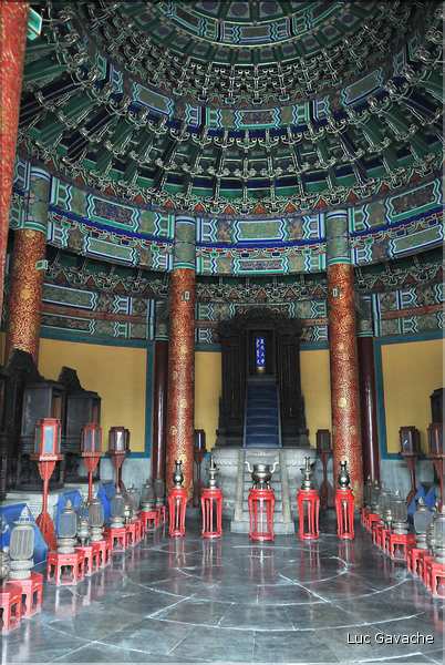 Le temple du ciel fut utilisé par les dynasties Ming et Qing pour célébrer les solstices d'hiver et d'été. (12)