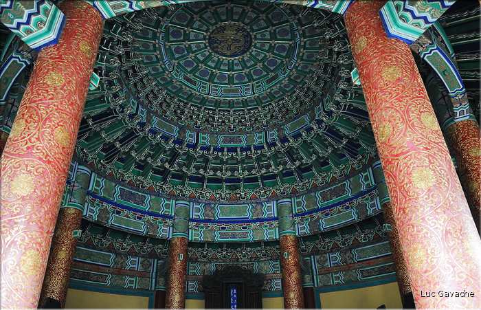 Le temple du ciel fut utilisé par les dynasties Ming et Qing pour célébrer les solstices d'hiver et d'été. (13)
