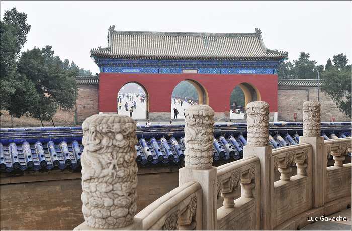Le temple du ciel fut utilisé par les dynasties Ming et Qing pour célébrer les solstices d'hiver et d'été. (14)