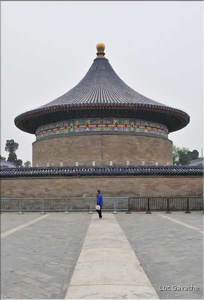 Le temple du ciel fut utilisé par les dynasties Ming et Qing pour célébrer les solstices d'hiver et d'été. (16)