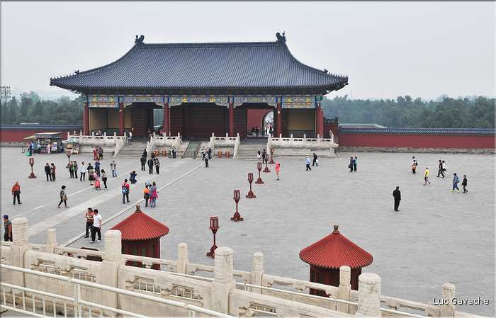 Le temple du ciel fut utilisé par les dynasties Ming et Qing pour célébrer les solstices d'hiver et d'été. (25)