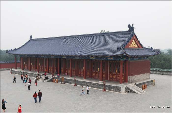 Le temple du ciel fut utilisé par les dynasties Ming et Qing pour célébrer les solstices d'hiver et d'été. (26)