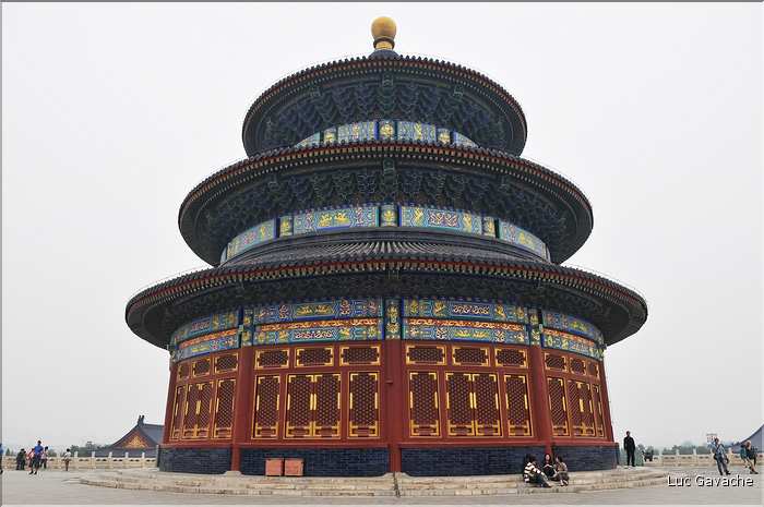 Le temple du ciel fut utilisé par les dynasties Ming et Qing pour célébrer les solstices d'hiver et d'été. (27)