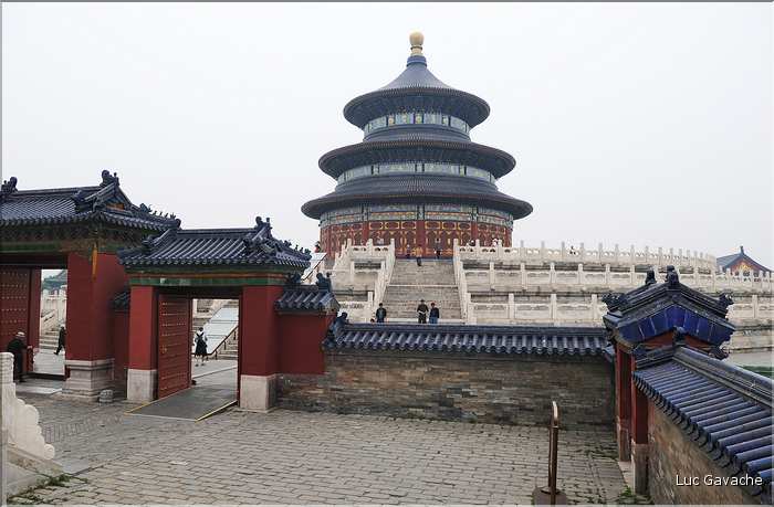Le temple du ciel fut utilisé par les dynasties Ming et Qing pour célébrer les solstices d'hiver et d'été. (29)