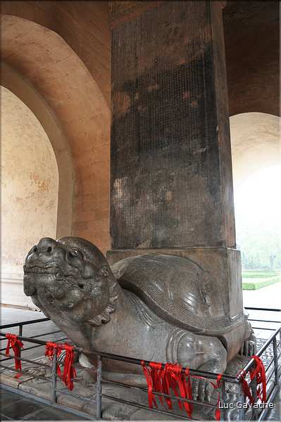 La voie des esprits permettait l'accès aux tombeaux Ming. Elle est composée de 24 statues d'animaux et de 12 statues de sages. (2)