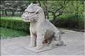 La voie des esprits permettait l'accès aux tombeaux Ming. Elle est composée de 24 statues d'animaux et de 12 statues de sages. (7)
