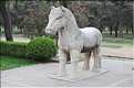 La voie des esprits permettait l'accès aux tombeaux Ming. Elle est composée de 24 statues d'animaux et de 12 statues de sages. (16)