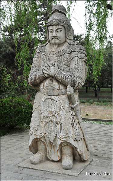 La voie des esprits permettait l'accès aux tombeaux Ming. Elle est composée de 24 statues d'animaux et de 12 statues de sages. (18)