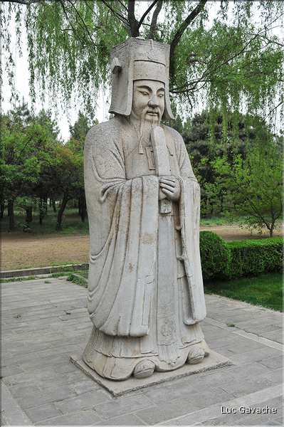 La voie des esprits permettait l'accès aux tombeaux Ming. Elle est composée de 24 statues d'animaux et de 12 statues de sages. (21)