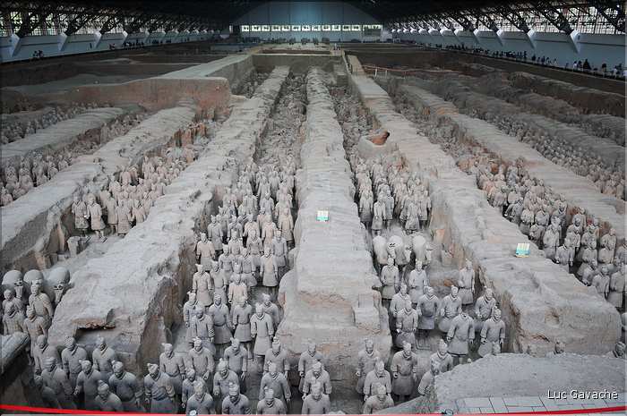 Datée de 2.000 ans, l'armée en terre cuite de 8.000 hommes, protégeait le tombeau de Qin Shi Huang Di, premier empereur de Chine. (1)