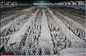 Datée de 2.000 ans, l'armée en terre cuite de 8.000 hommes, protégeait le tombeau de Qin Shi Huang Di, premier empereur de Chine. (1)