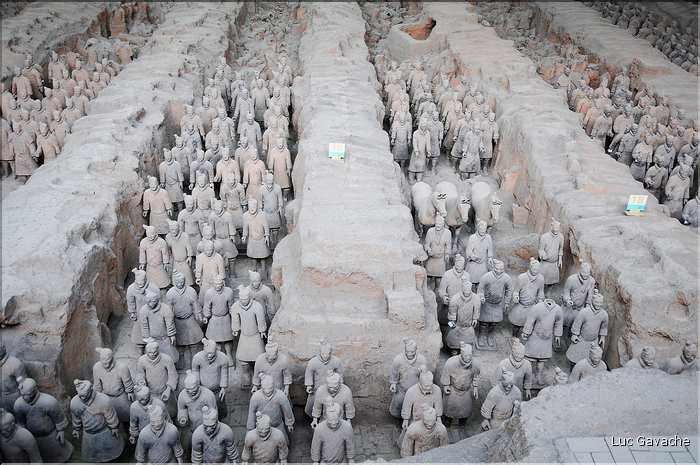 Datée de 2.000 ans, l'armée en terre cuite de 8.000 hommes, protégeait le tombeau de Qin Shi Huang Di, premier empereur de Chine. (2)