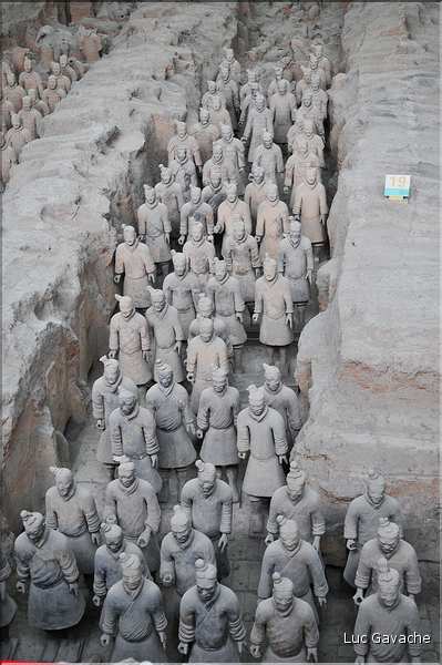Datée de 2.000 ans, l'armée en terre cuite de 8.000 hommes, protégeait le tombeau de Qin Shi Huang Di, premier empereur de Chine. (4)