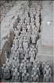 Datée de 2.000 ans, l'armée en terre cuite de 8.000 hommes, protégeait le tombeau de Qin Shi Huang Di, premier empereur de Chine. (4)