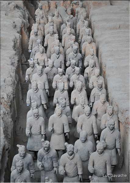 Datée de 2.000 ans, l'armée en terre cuite de 8.000 hommes, protégeait le tombeau de Qin Shi Huang Di, premier empereur de Chine. (7)