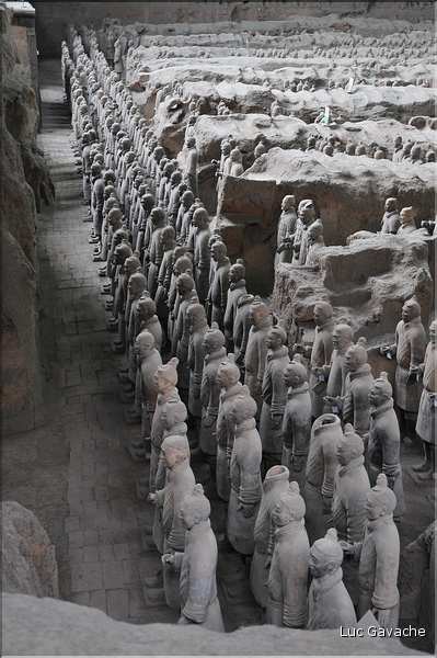 Datée de 2.000 ans, l'armée en terre cuite de 8.000 hommes, protégeait le tombeau de Qin Shi Huang Di, premier empereur de Chine. (8)