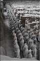 Datée de 2.000 ans, l'armée en terre cuite de 8.000 hommes, protégeait le tombeau de Qin Shi Huang Di, premier empereur de Chine. (8)