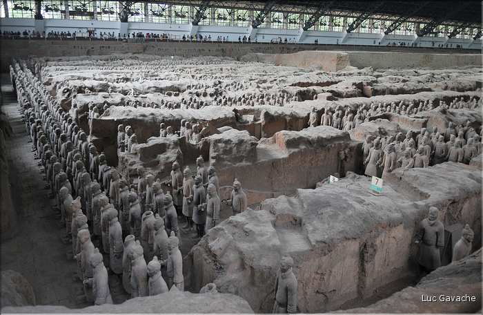 Datée de 2.000 ans, l'armée en terre cuite de 8.000 hommes, protégeait le tombeau de Qin Shi Huang Di, premier empereur de Chine. (9)