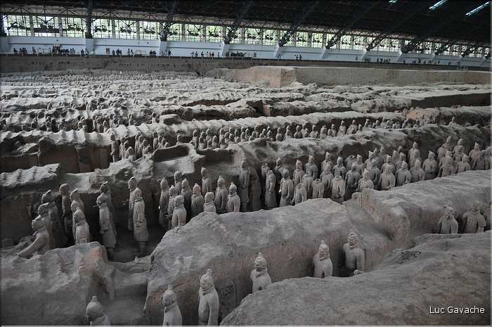 Datée de 2.000 ans, l'armée en terre cuite de 8.000 hommes, protégeait le tombeau de Qin Shi Huang Di, premier empereur de Chine. (10)