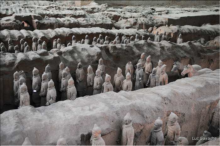 Datée de 2.000 ans, l'armée en terre cuite de 8.000 hommes, protégeait le tombeau de Qin Shi Huang Di, premier empereur de Chine. (11)