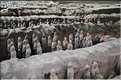 Datée de 2.000 ans, l'armée en terre cuite de 8.000 hommes, protégeait le tombeau de Qin Shi Huang Di, premier empereur de Chine. (11)