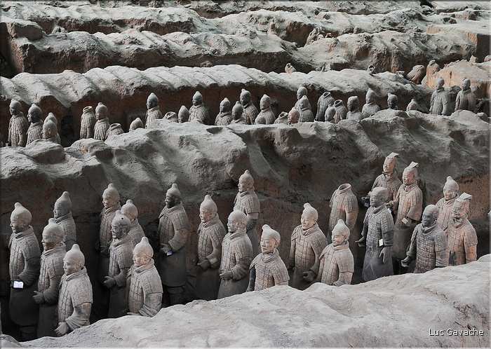 Datée de 2.000 ans, l'armée en terre cuite de 8.000 hommes, protégeait le tombeau de Qin Shi Huang Di, premier empereur de Chine. (12)