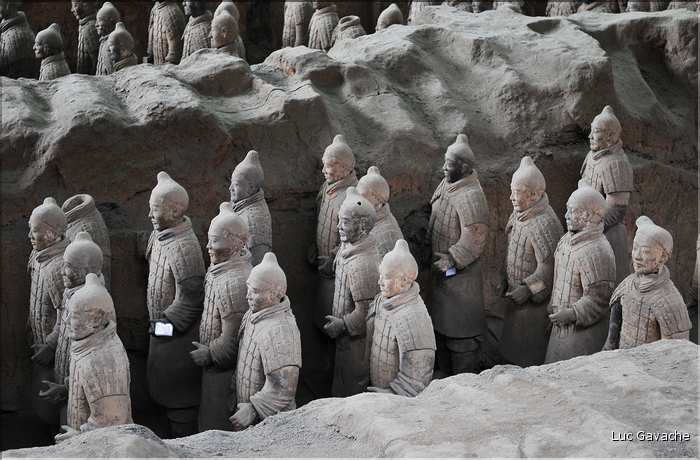 Datée de 2.000 ans, l'armée en terre cuite de 8.000 hommes, protégeait le tombeau de Qin Shi Huang Di, premier empereur de Chine. (13)