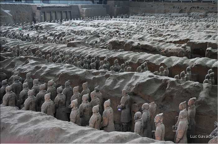 Datée de 2.000 ans, l'armée en terre cuite de 8.000 hommes, protégeait le tombeau de Qin Shi Huang Di, premier empereur de Chine. (14)