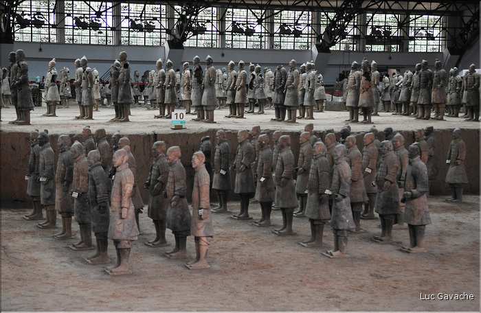 Datée de 2.000 ans, l'armée en terre cuite de 8.000 hommes, protégeait le tombeau de Qin Shi Huang Di, premier empereur de Chine. (15)