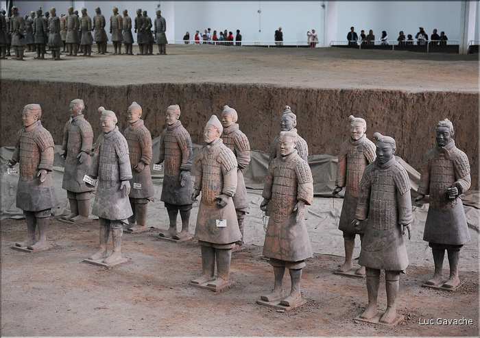 Datée de 2.000 ans, l'armée en terre cuite de 8.000 hommes, protégeait le tombeau de Qin Shi Huang Di, premier empereur de Chine. (16)