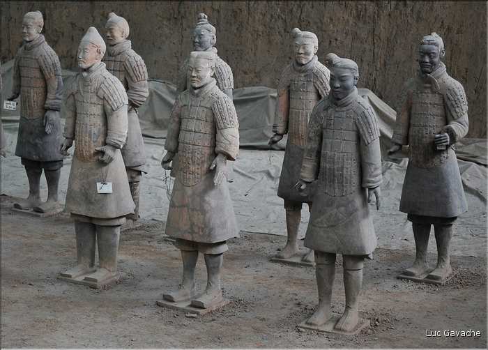 Datée de 2.000 ans, l'armée en terre cuite de 8.000 hommes, protégeait le tombeau de Qin Shi Huang Di, premier empereur de Chine. (17)