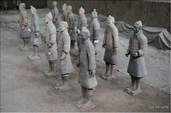 Datée de 2.000 ans, l'armée en terre cuite de 8.000 hommes, protégeait le tombeau de Qin Shi Huang Di, premier empereur de Chine. (18)