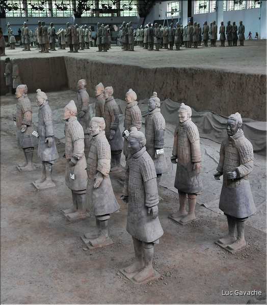 Datée de 2.000 ans, l'armée en terre cuite de 8.000 hommes, protégeait le tombeau de Qin Shi Huang Di, premier empereur de Chine. (19)