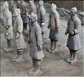 Datée de 2.000 ans, l'armée en terre cuite de 8.000 hommes, protégeait le tombeau de Qin Shi Huang Di, premier empereur de Chine. (20)