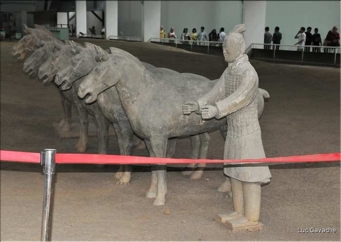 Datée de 2.000 ans, l'armée en terre cuite de 8.000 hommes, protégeait le tombeau de Qin Shi Huang Di, premier empereur de Chine. (21)