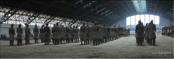 Datée de 2.000 ans, l'armée en terre cuite de 8.000 hommes, protégeait le tombeau de Qin Shi Huang Di, premier empereur de Chine. (22)