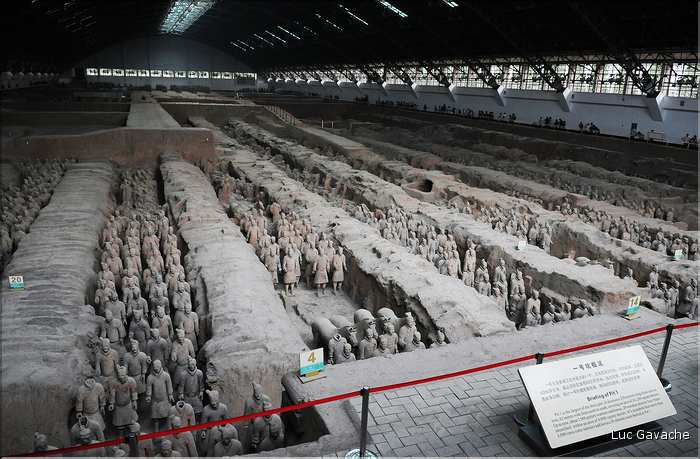 Datée de 2.000 ans, l'armée en terre cuite de 8.000 hommes, protégeait le tombeau de Qin Shi Huang Di, premier empereur de Chine. (23)