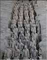 Datée de 2.000 ans, l'armée en terre cuite de 8.000 hommes, protégeait le tombeau de Qin Shi Huang Di, premier empereur de Chine. (24)
