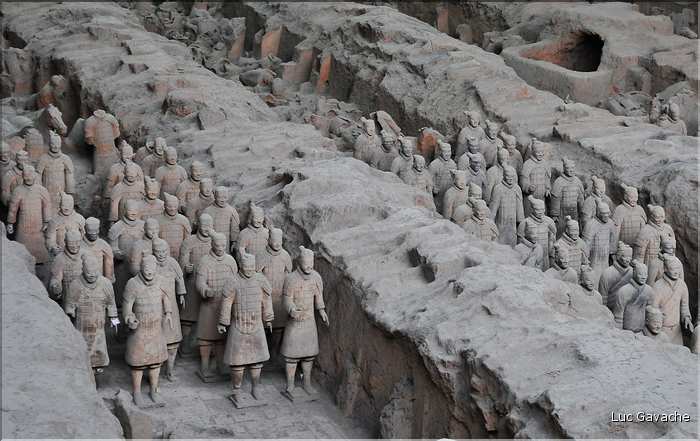 Datée de 2.000 ans, l'armée en terre cuite de 8.000 hommes, protégeait le tombeau de Qin Shi Huang Di, premier empereur de Chine. (25)