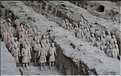 Datée de 2.000 ans, l'armée en terre cuite de 8.000 hommes, protégeait le tombeau de Qin Shi Huang Di, premier empereur de Chine. (25)