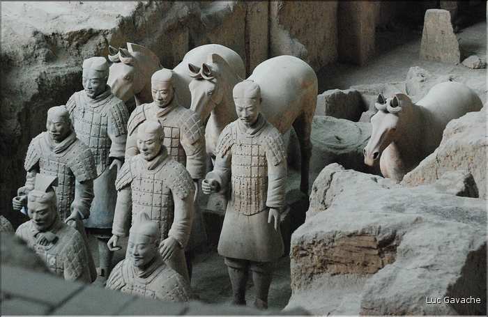 Datée de 2.000 ans, l'armée en terre cuite de 8.000 hommes, protégeait le tombeau de Qin Shi Huang Di, premier empereur de Chine. (28)
