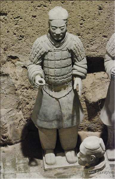 Datée de 2.000 ans, l'armée en terre cuite de 8.000 hommes, protégeait le tombeau de Qin Shi Huang Di, premier empereur de Chine. (29)