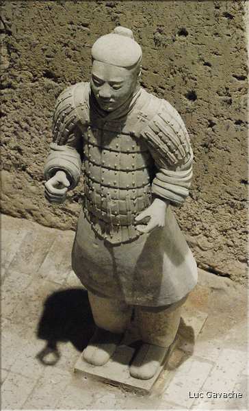 Datée de 2.000 ans, l'armée en terre cuite de 8.000 hommes, protégeait le tombeau de Qin Shi Huang Di, premier empereur de Chine. (30)