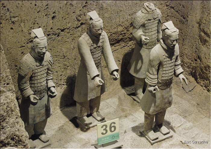 Datée de 2.000 ans, l'armée en terre cuite de 8.000 hommes, protégeait le tombeau de Qin Shi Huang Di, premier empereur de Chine. (31)