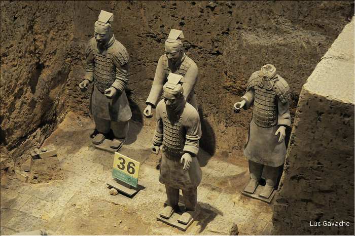 Datée de 2.000 ans, l'armée en terre cuite de 8.000 hommes, protégeait le tombeau de Qin Shi Huang Di, premier empereur de Chine. (33)