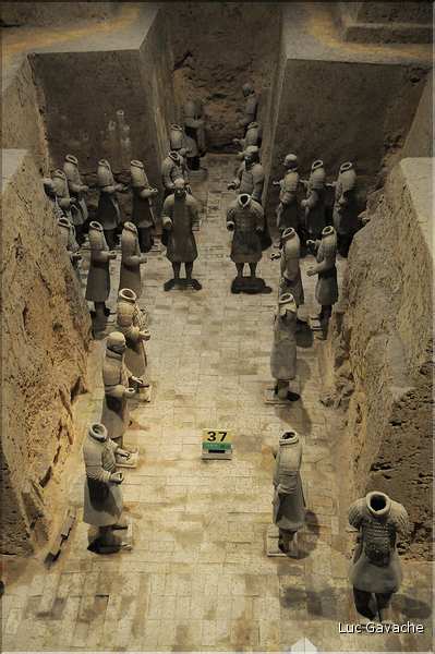 Datée de 2.000 ans, l'armée en terre cuite de 8.000 hommes, protégeait le tombeau de Qin Shi Huang Di, premier empereur de Chine. (35)