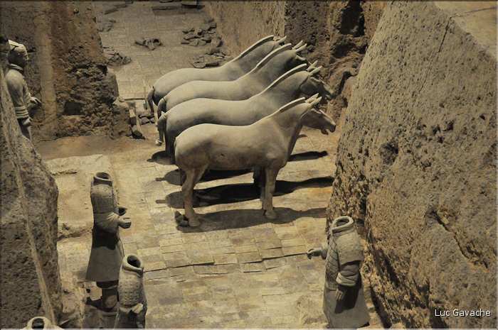 Datée de 2.000 ans, l'armée en terre cuite de 8.000 hommes, protégeait le tombeau de Qin Shi Huang Di, premier empereur de Chine. (36)
