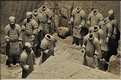 Datée de 2.000 ans, l'armée en terre cuite de 8.000 hommes, protégeait le tombeau de Qin Shi Huang Di, premier empereur de Chine. (37)